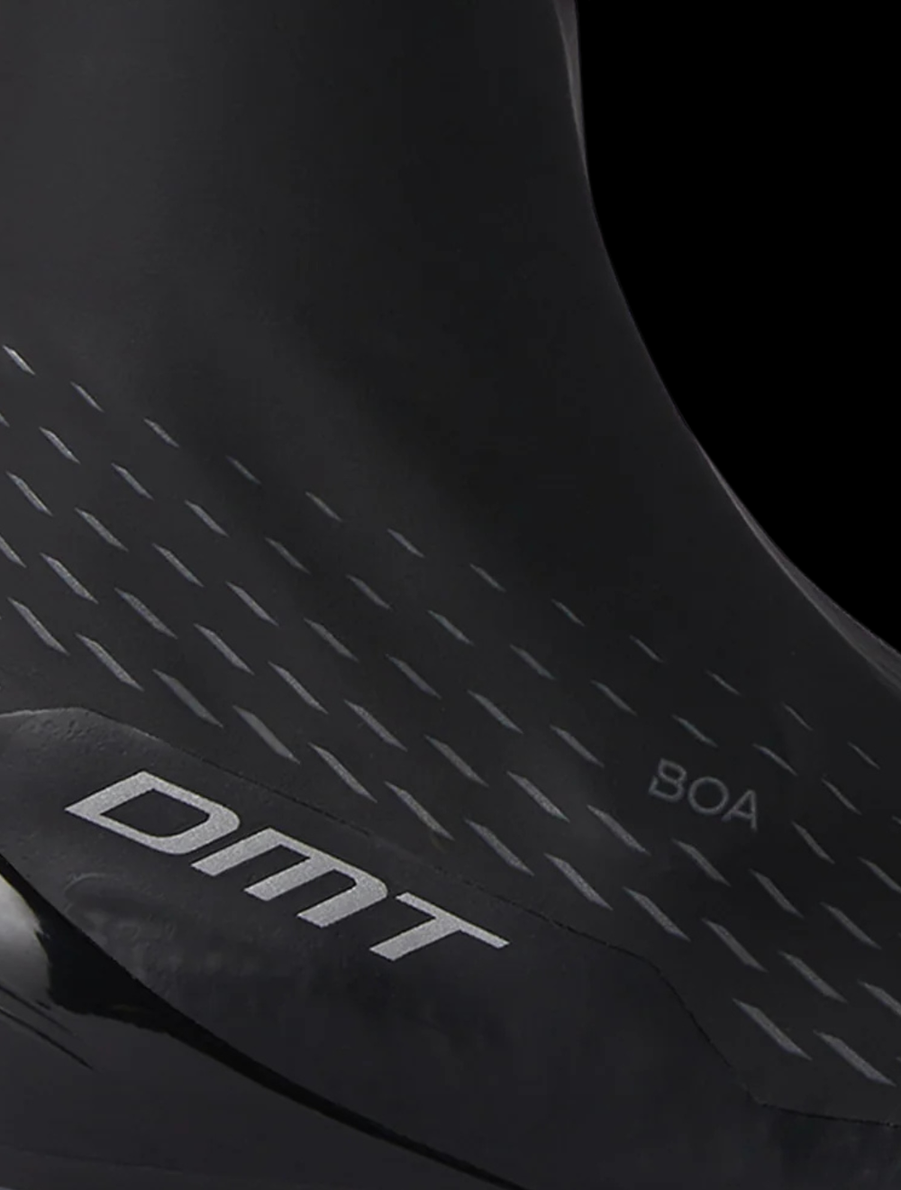 A DMT WKM1 téli MTB cipő softshell és Engineered Knit anyaga