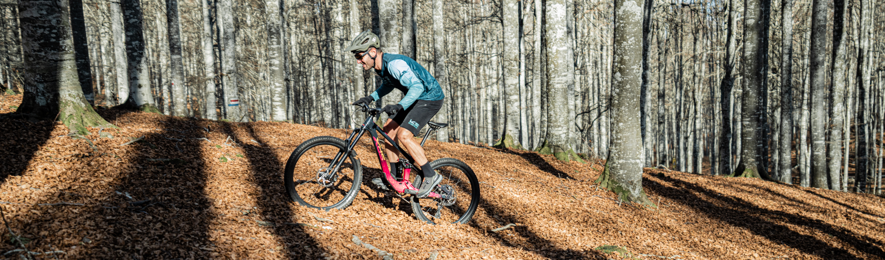 DMT TK10 počas jazdy na horskom bicykli v teréne
